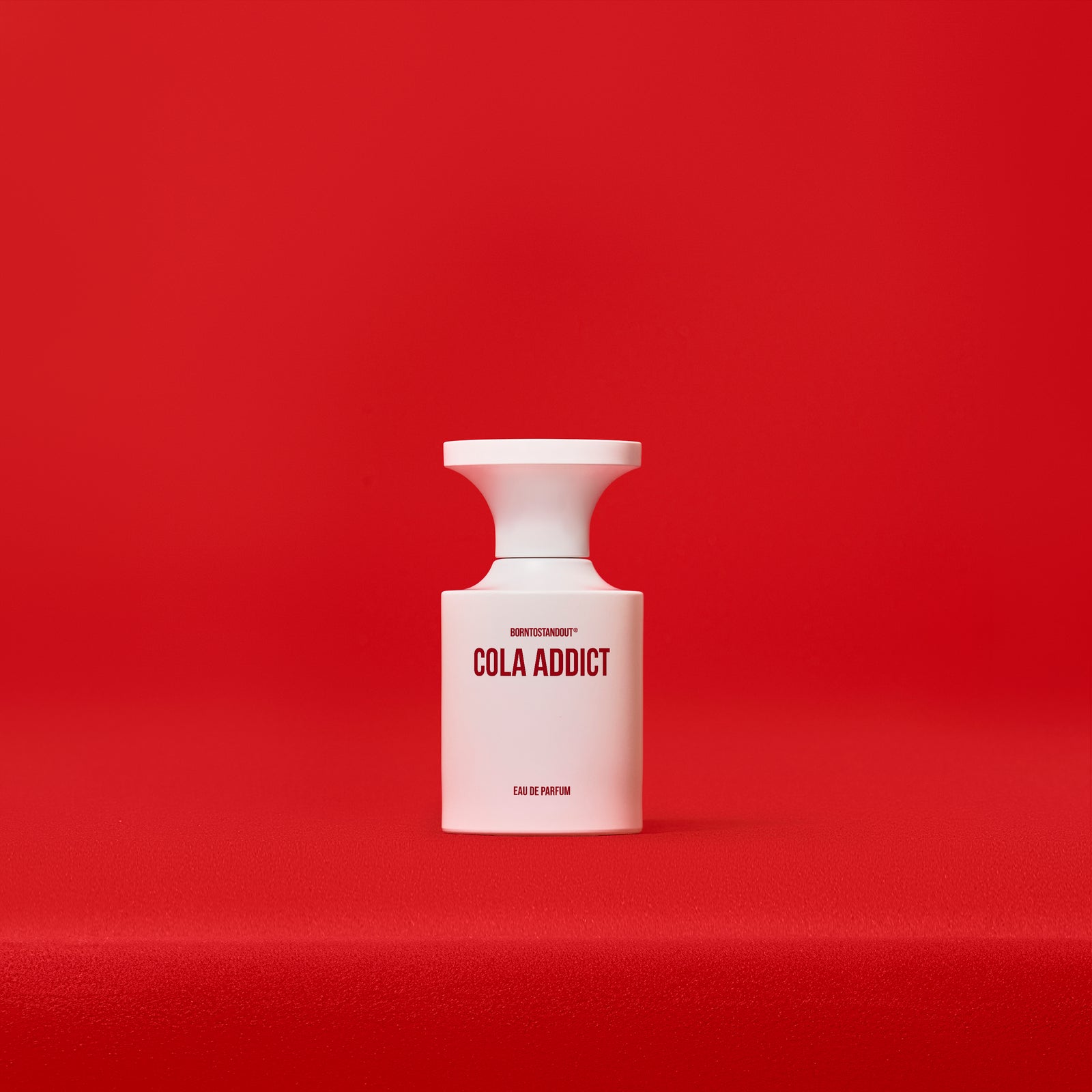BORNTOSTANDOUT Cola Addict Eau de Parfum 50 ml valge pudel punasel taustal