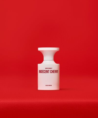 BORNTOSTANDOUT Indecent Cherry Eau de Parfum 50 ml, baltas matinis buteliukas raudoname fone