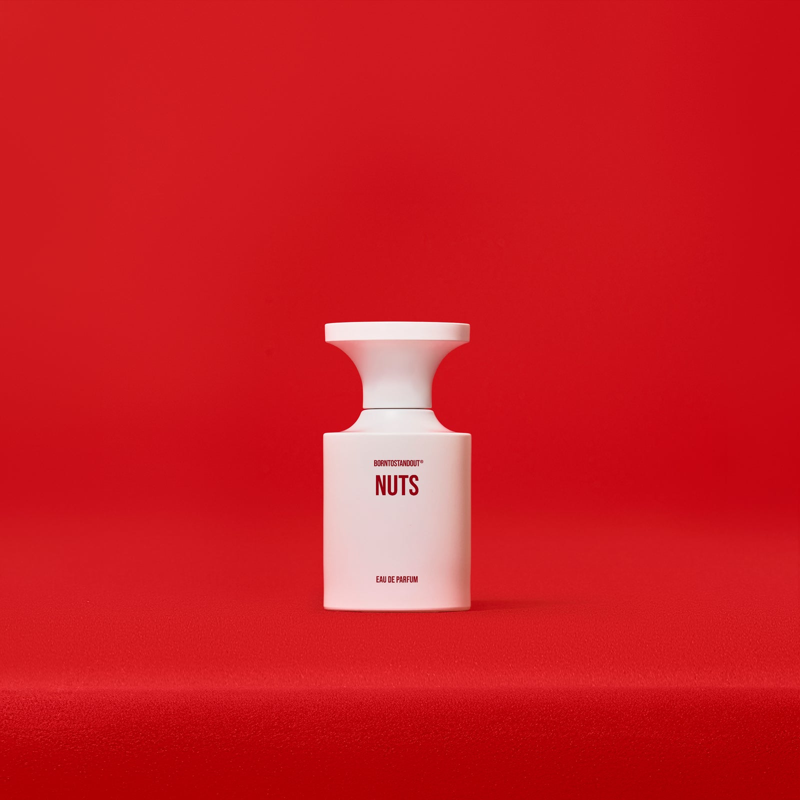 BORNTOSTANDOUT Nuts Eau de Parfum 50 ml, baltas matinis buteliukas raudoname fone
