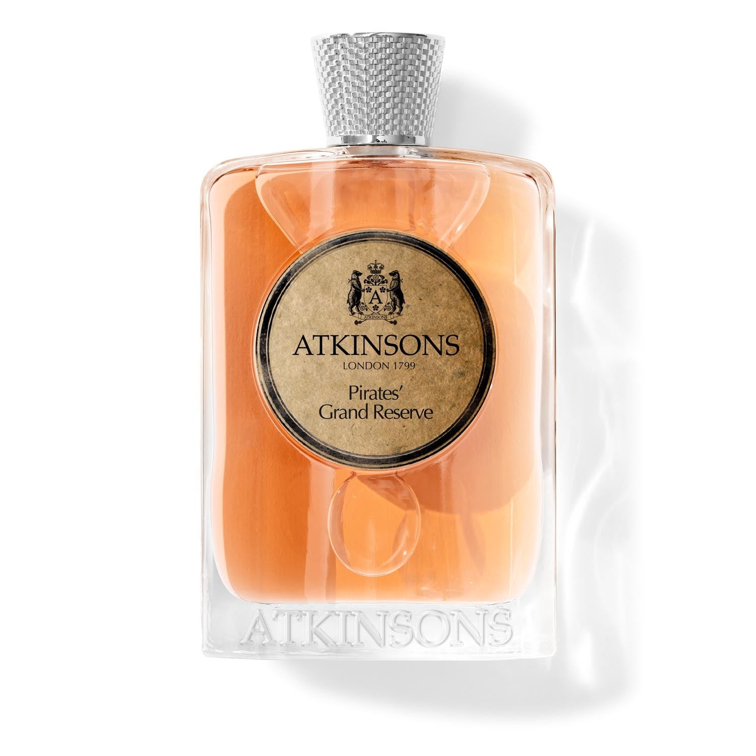 Atkinsons Pirates Grand Reserve Eau de Parfum 100 ml, skaidrus buteliukas su gintariniu skysčiu ir sidabriniu pintu dangteliu
