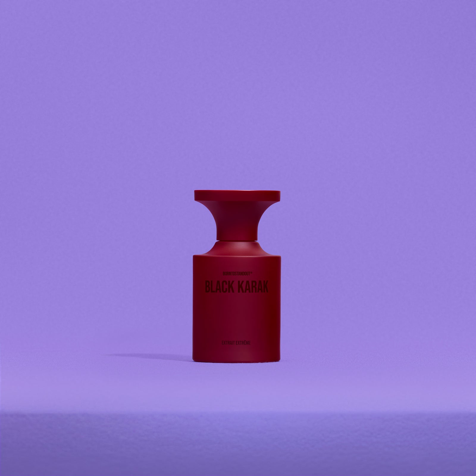 BORNTOSTANDOUT Black Karak Extrait de Parfum 50 ml, tamsiai raudonas matinis buteliukas alyviniame fone