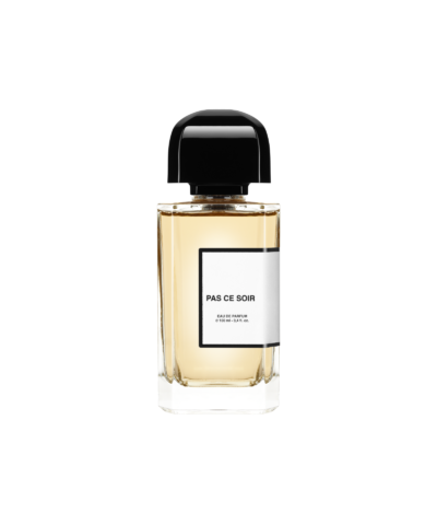 BDK Parfums Pas Ce Soir Eau de Parfum 100 ml, skaidrus buteliukas su gintariniu skysčiu ir juoda kepurėle