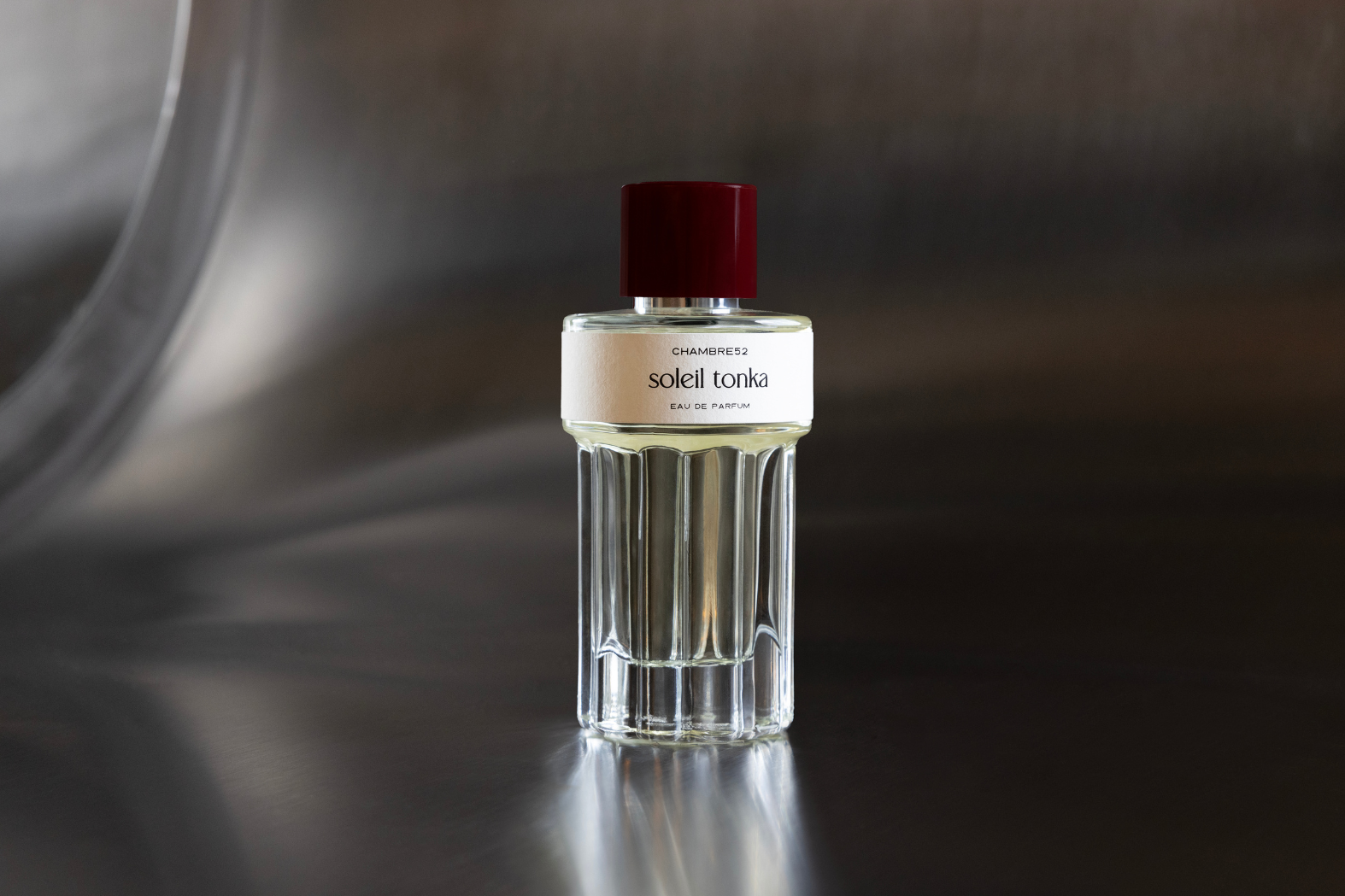 Chambre52 Soleil Tonka Eau de Parfum 100 ml buteliukas tamsioje scenoje