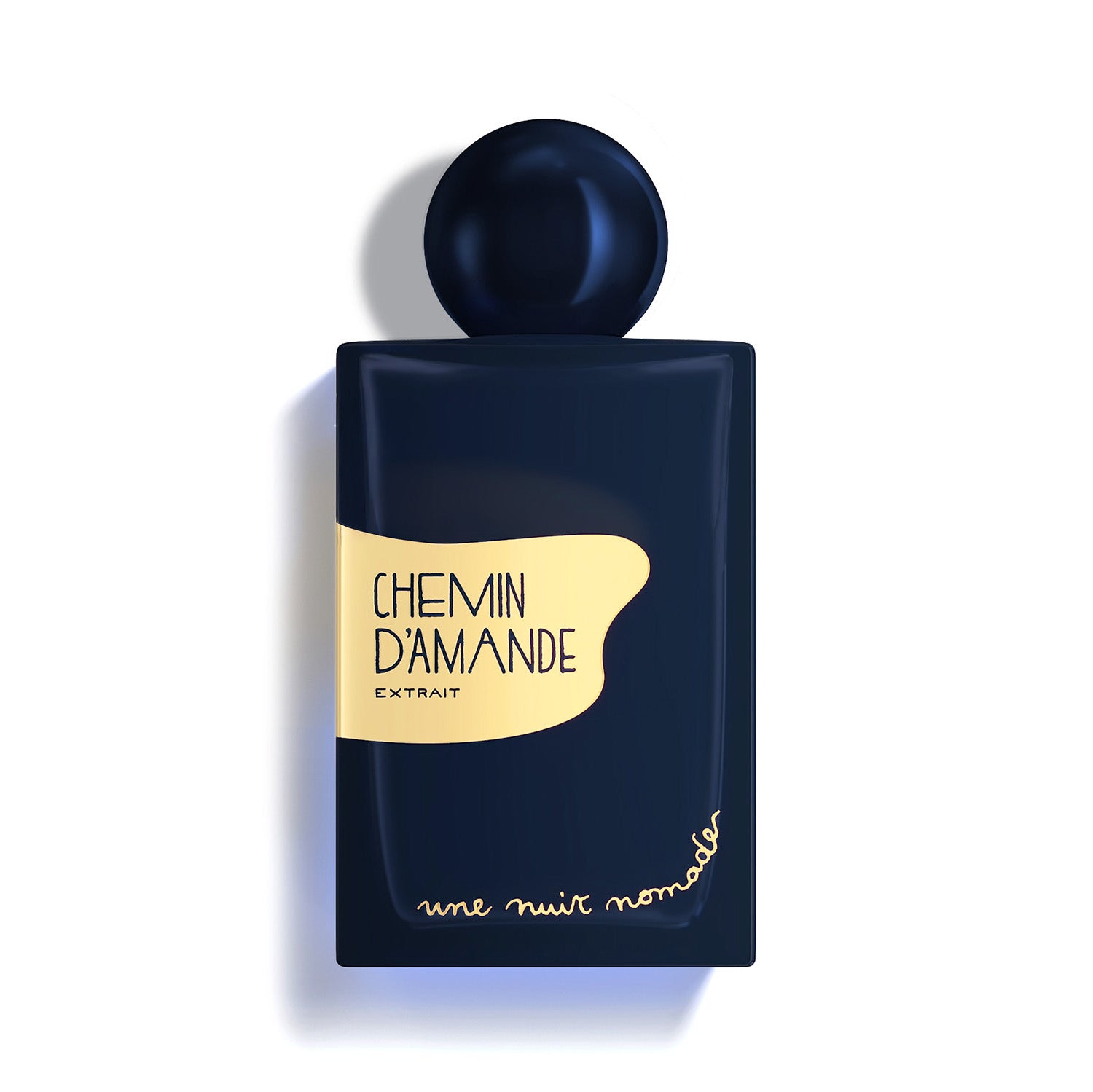 Une Nuit Nomade Chemin d'Amande Extrait de Parfum 50 ml tamsiai mėlynas buteliukas ant balto fono